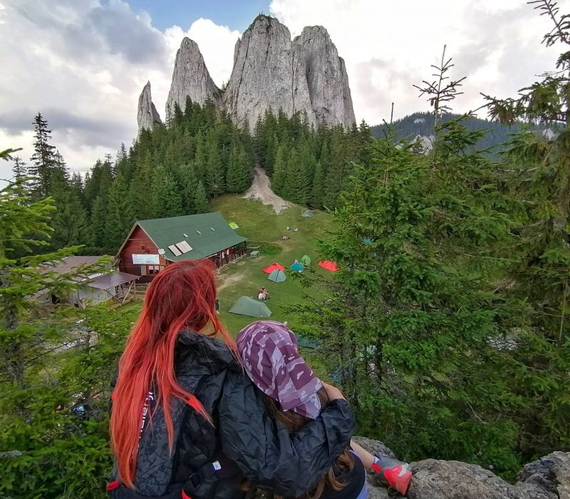 Piatra care iubea apusul din munții Hășmaș